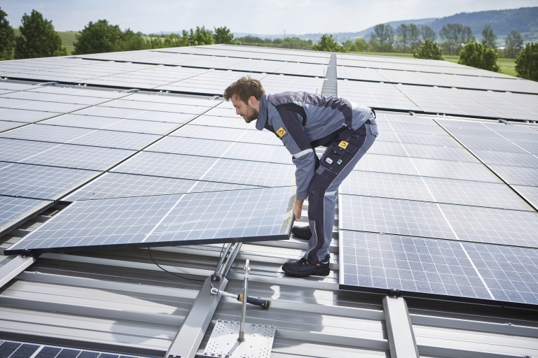 Dienstleistungen elektroniker hebt photovoltaik modul an