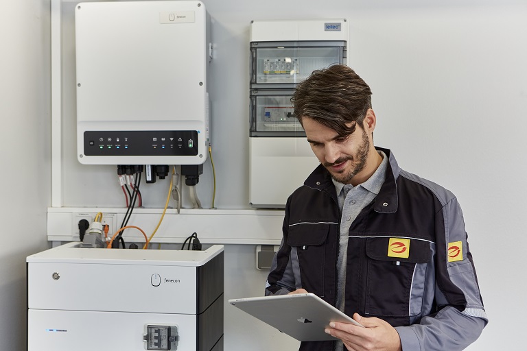 Dienstleistungen e handwerker führt wartung an pv anlage durch 1